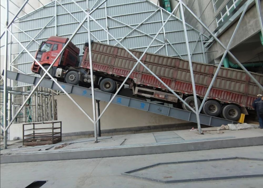 河南愛信后翻式液壓卸車平臺、液壓翻板機、卸車設備廠家、價格